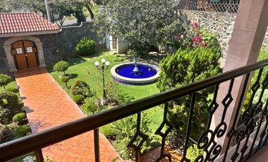 Se Vende hermosa Residencia en Mirador del Valle calle principal de Villas de Irapuato., La casa es estilo clásico/contemporáneo con pisos de mármol g