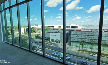 Potencia tu Éxito: Oficina Exclusiva en Vía Montejo con Vista a The Harbor Mall