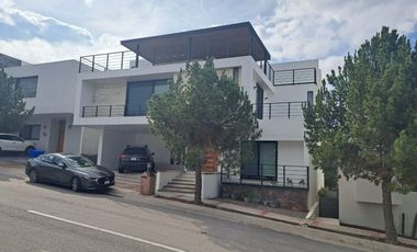 Casa en Renta Amueblada en Club de Golf La Loma con Roof Garden.
