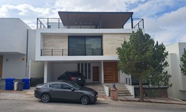 Casa en Renta Amueblada en Club de Golf La Loma con Roof Garden.