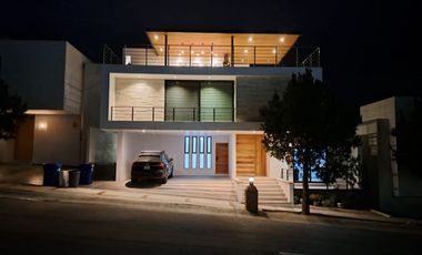 Casa en Renta Amueblada en Club de Golf La Loma con Roof Garden.