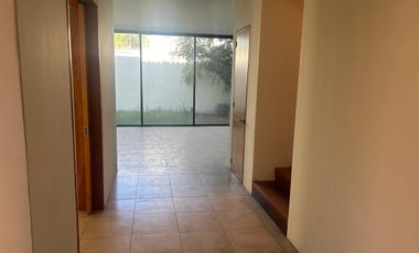 Se renta casa en solares