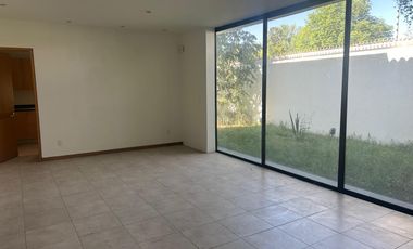 Se renta casa en solares