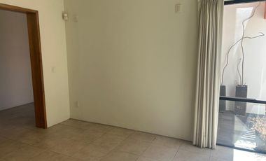 Se renta casa en solares