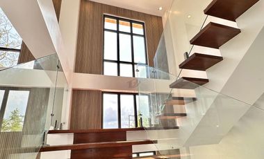 Splendido Tagaytay 500 sqm Vacation House for Sale with indoor swimming pool and Taal View