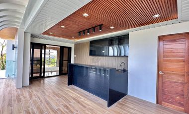 Splendido Tagaytay 500 sqm Vacation House for Sale with indoor swimming pool and Taal View