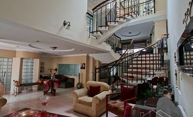 En Cuenca en el Sector de la Universidad del Azuay Se Vende Hermosa Casa Amplia con Garaje para 4 vehiculos