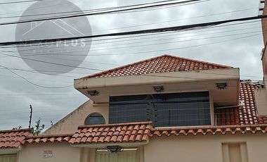 En Cuenca en el Sector de la Universidad del Azuay Se Vende Hermosa Casa Amplia con Garaje para 4 vehiculos