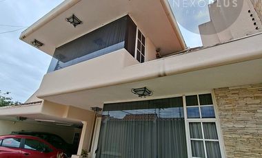 En Cuenca en el Sector de la Universidad del Azuay Se Vende Hermosa Casa Amplia con Garaje para 4 vehiculos