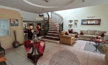 En Cuenca en el Sector de la Universidad del Azuay Se Vende Hermosa Casa Amplia con Garaje para 4 vehiculos