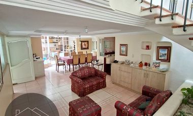 En Cuenca en el Sector de la Universidad del Azuay Se Vende Hermosa Casa Amplia con Garaje para 4 vehiculos