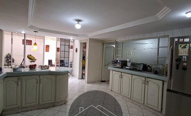 En Cuenca en el Sector de la Universidad del Azuay Se Vende Hermosa Casa Amplia con Garaje para 4 vehiculos