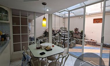 En Cuenca en el Sector de la Universidad del Azuay Se Vende Hermosa Casa Amplia con Garaje para 4 vehiculos