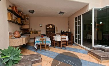 En Cuenca en el Sector de la Universidad del Azuay Se Vende Hermosa Casa Amplia con Garaje para 4 vehiculos