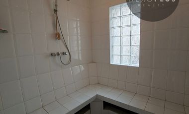 En Cuenca en el Sector de la Universidad del Azuay Se Vende Hermosa Casa Amplia con Garaje para 4 vehiculos