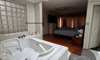 En Cuenca en el Sector de la Universidad del Azuay Se Vende Hermosa Casa Amplia con Garaje para 4 vehiculos