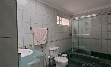 En Cuenca en el Sector de la Universidad del Azuay Se Vende Hermosa Casa Amplia con Garaje para 4 vehiculos