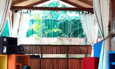 Operating bed and breakfast with lot of greens in the heart of Puerto Princesa, Palawan