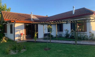 Se vende hermosa casa en parcela de 5.000 m2
