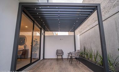 Casa en venta en El Nuevo Refugio, Querétaro.  Recámara en Planta Baja y Roof Garden