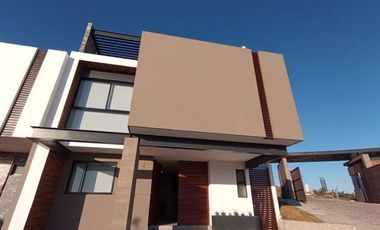 Casa en venta en El Nuevo Refugio, Querétaro.  Recámara en Planta Baja y Roof Garden