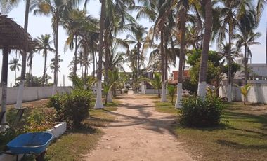 Terreno desde la carretera hasta la playa en Los Mogotes , en Acapulco.