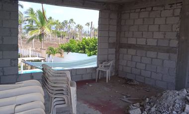 Terreno desde la carretera hasta la playa en Los Mogotes , en Acapulco.