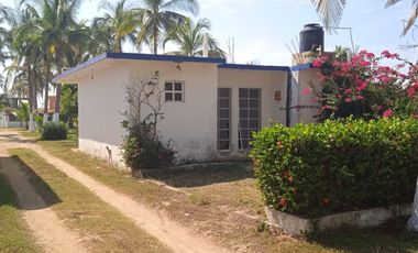 Terreno desde la carretera hasta la playa en Los Mogotes , en Acapulco.