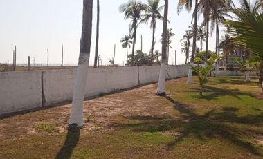 Terreno desde la carretera hasta la playa en Los Mogotes , en Acapulco.