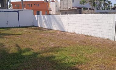 Terreno desde la carretera hasta la playa en Los Mogotes , en Acapulco.