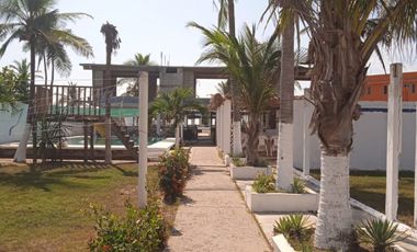 Terreno desde la carretera hasta la playa en Los Mogotes , en Acapulco.