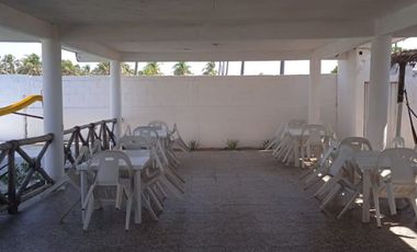 Terreno desde la carretera hasta la playa en Los Mogotes , en Acapulco.