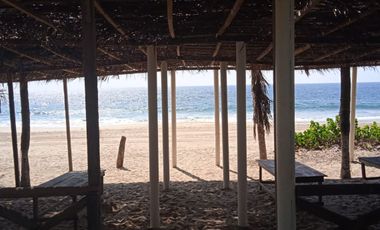 Terreno desde la carretera hasta la playa en Los Mogotes , en Acapulco.