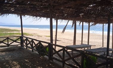 Terreno desde la carretera hasta la playa en Los Mogotes , en Acapulco.