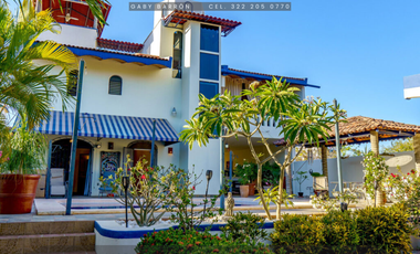 Casa Única con Alberca y Jardín a Pasos de la Playa en Guayabitos