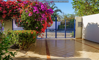 Casa Única con Alberca y Jardín a Pasos de la Playa en Guayabitos