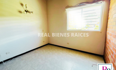 VENDO CASA MEDIANERA EN UNIDAD ABIERTA EN LA CEJA, ANTIOQUIA