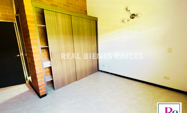 VENDO CASA MEDIANERA EN UNIDAD ABIERTA EN LA CEJA, ANTIOQUIA