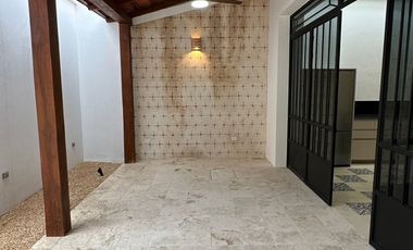 CASA REMODELADA EN BARRIO LA ERMITA