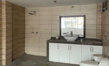 VENDO CASA MUY BIEN UBICADA DE 7 DORMITORIOS