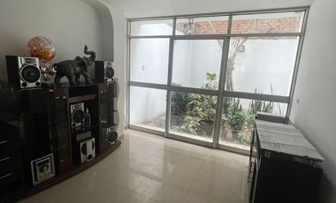VENDO CASA MUY BIEN UBICADA DE 7 DORMITORIOS