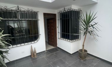 VENDO CASA MUY BIEN UBICADA DE 7 DORMITORIOS