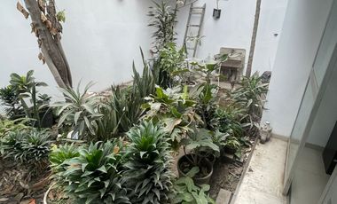 VENDO CASA MUY BIEN UBICADA DE 7 DORMITORIOS