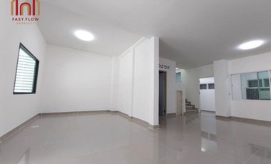 For sale!! Townhouse, Baan Worarak, Rangsit, Khlong 3, newly renovated house, near the village entrance and exit, extended garage, built-in kitchen, n