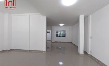 For sale!! Townhouse, Baan Worarak, Rangsit, Khlong 3, newly renovated house, near the village entrance and exit, extended garage, built-in kitchen, n