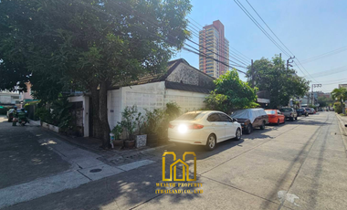 Land for Sale with a 1-Story House in Huai Khwang, Near MRT