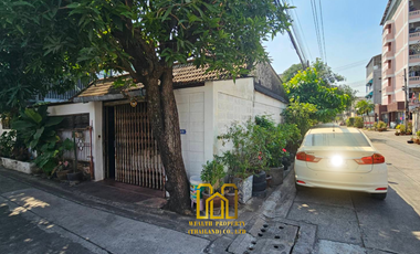 Land for Sale with a 1-Story House in Huai Khwang, Near MRT