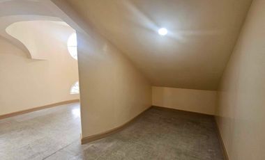Rush sale Spacious cozy home with sorrounding Pinetrees