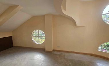 Rush sale Spacious cozy home with sorrounding Pinetrees