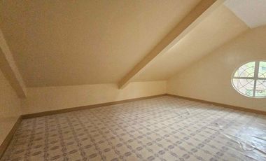 Rush sale Spacious cozy home with sorrounding Pinetrees